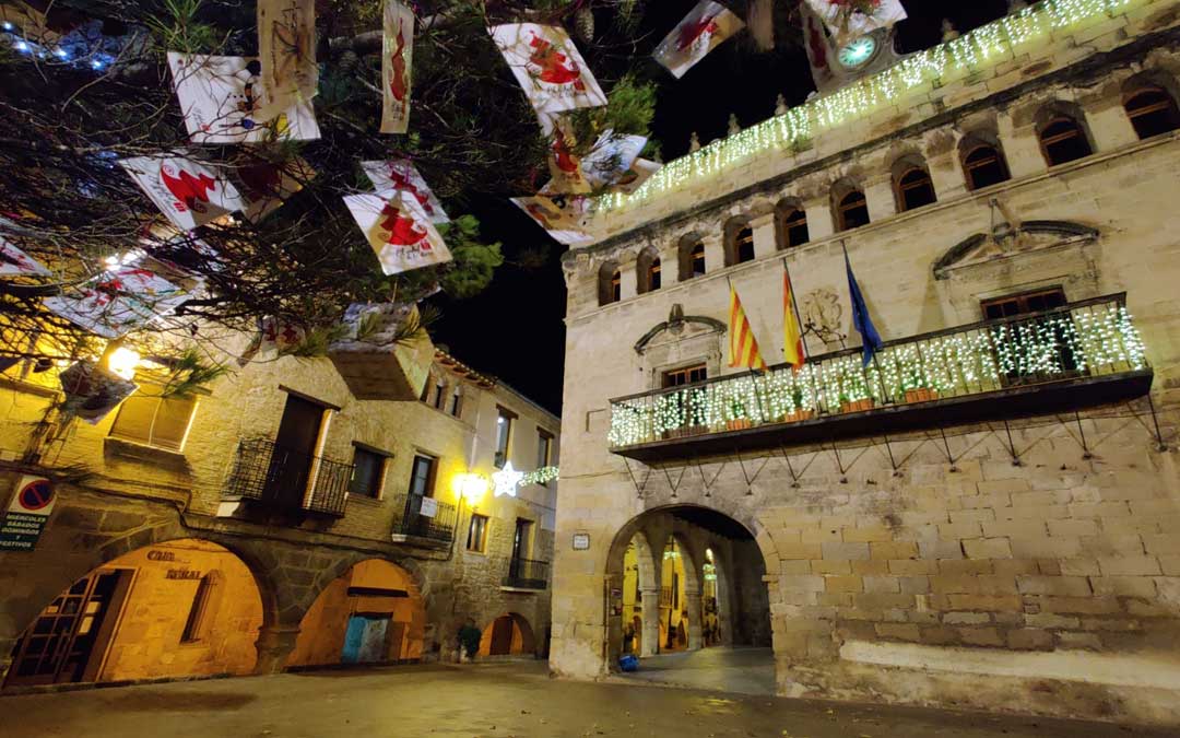 La iluminación navideña toma las calles de La Fresneda.