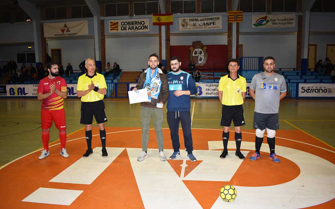Abel Mustieles recibió el título de 'Socio de honor' al comienzo del partido.