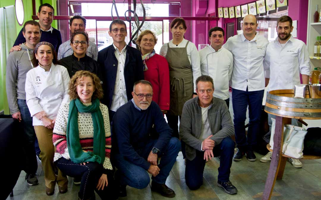 Foto de familia de bodegueros, cocineros, empresarios y participantes en la clausura de las Jornadas Gastronómicas en Bodegas Crial.