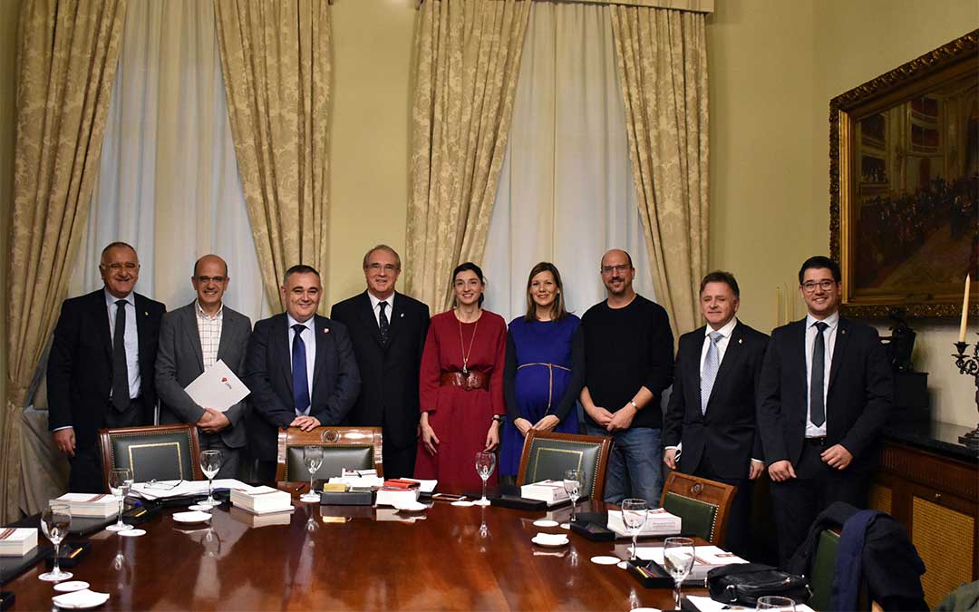 Los nueve senadores que integran el Grupo Mixto de la XIV legislatura de la Cámara Alta./ Teruel Existe