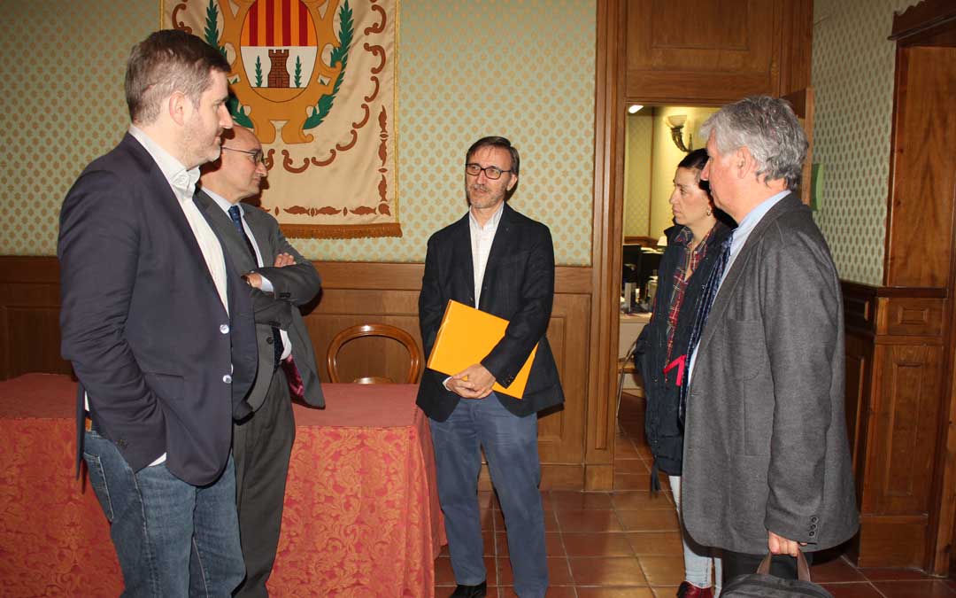 El gerente del Salud y el responsable de Obras, Javier Marión y Francisco Muñoz, respectivamente; se han desplazado este lunes a Alcañiz para explicar al equipo de gobierno la situación del Hospital / L. Castel