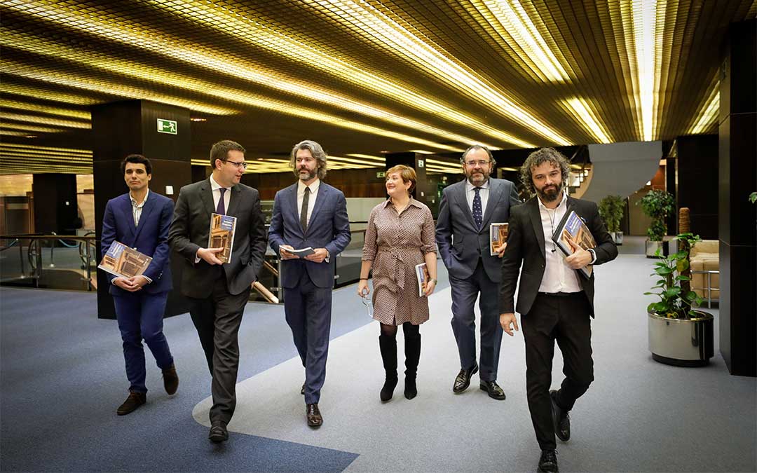 Eduardo Sanz, Enrique Barbero, Santiago Martínez, Conchita Sanz, Mikel Tapia y Santiago Vicente, momentos antes de la presentación del número 69 de la revista 'Economía Aragonesa' de Ibercaja./ Ibercaja