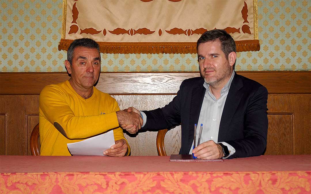 El presidente de la DOP Melocotón de Calanda, Samuel Sancho, y el alcalde de Alcañiz, Ignacio Urquizu.