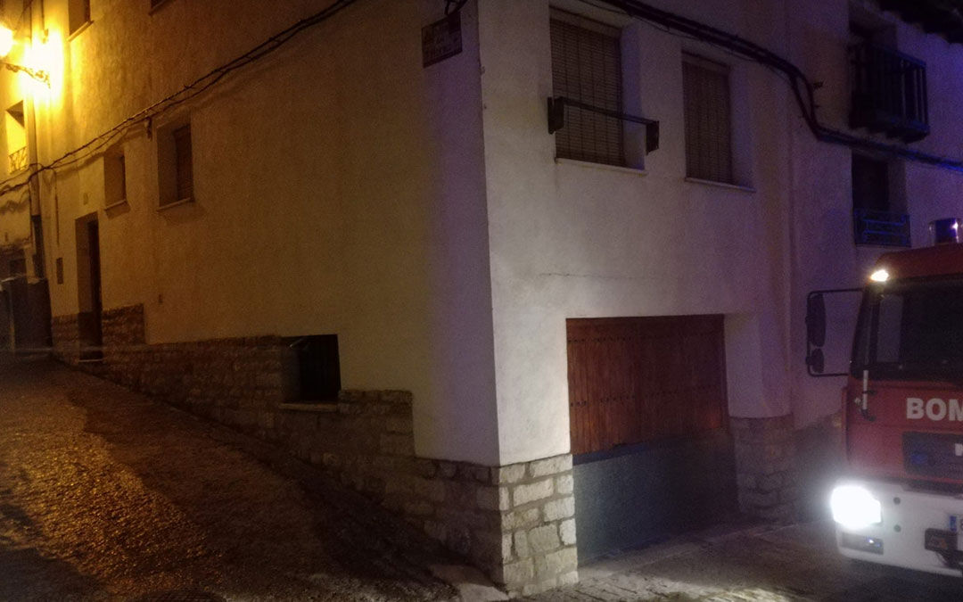Calle de acceso a la vivienda afectada./ Bomberos de la Diputación de Teruel