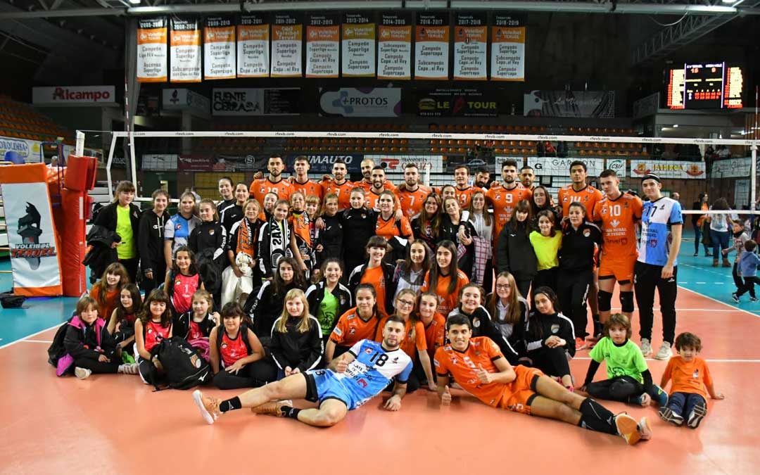 Las componentes de la expedición del Kasalkas junto a los jugadores del Club Voleibol Teruel