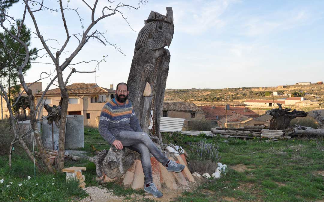 Ribalta expone varias de sus obras en el jardín de su hogar.