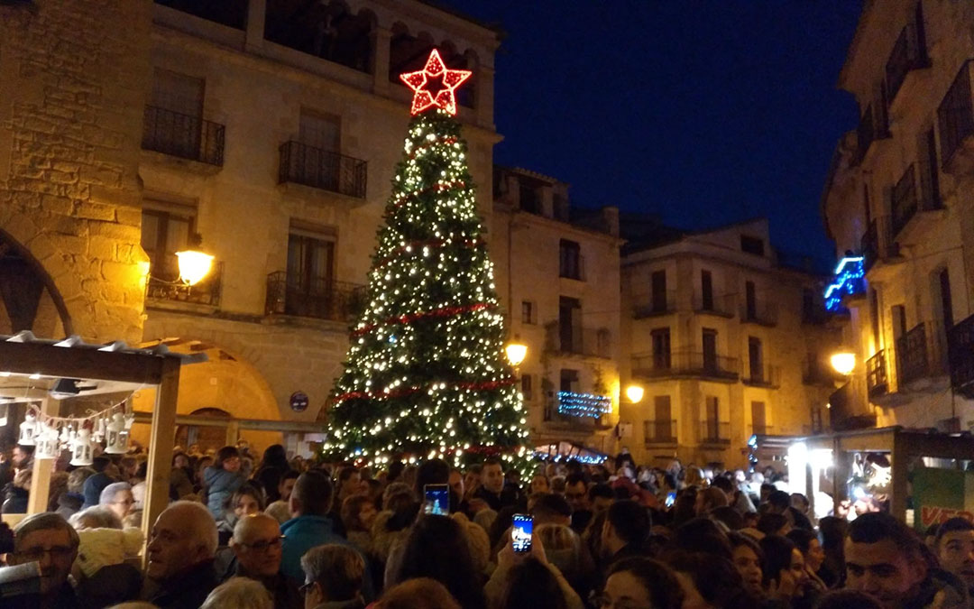 La plaza de España. abarrotada en el encendido de luces navideñas./ Alberto Gracia
