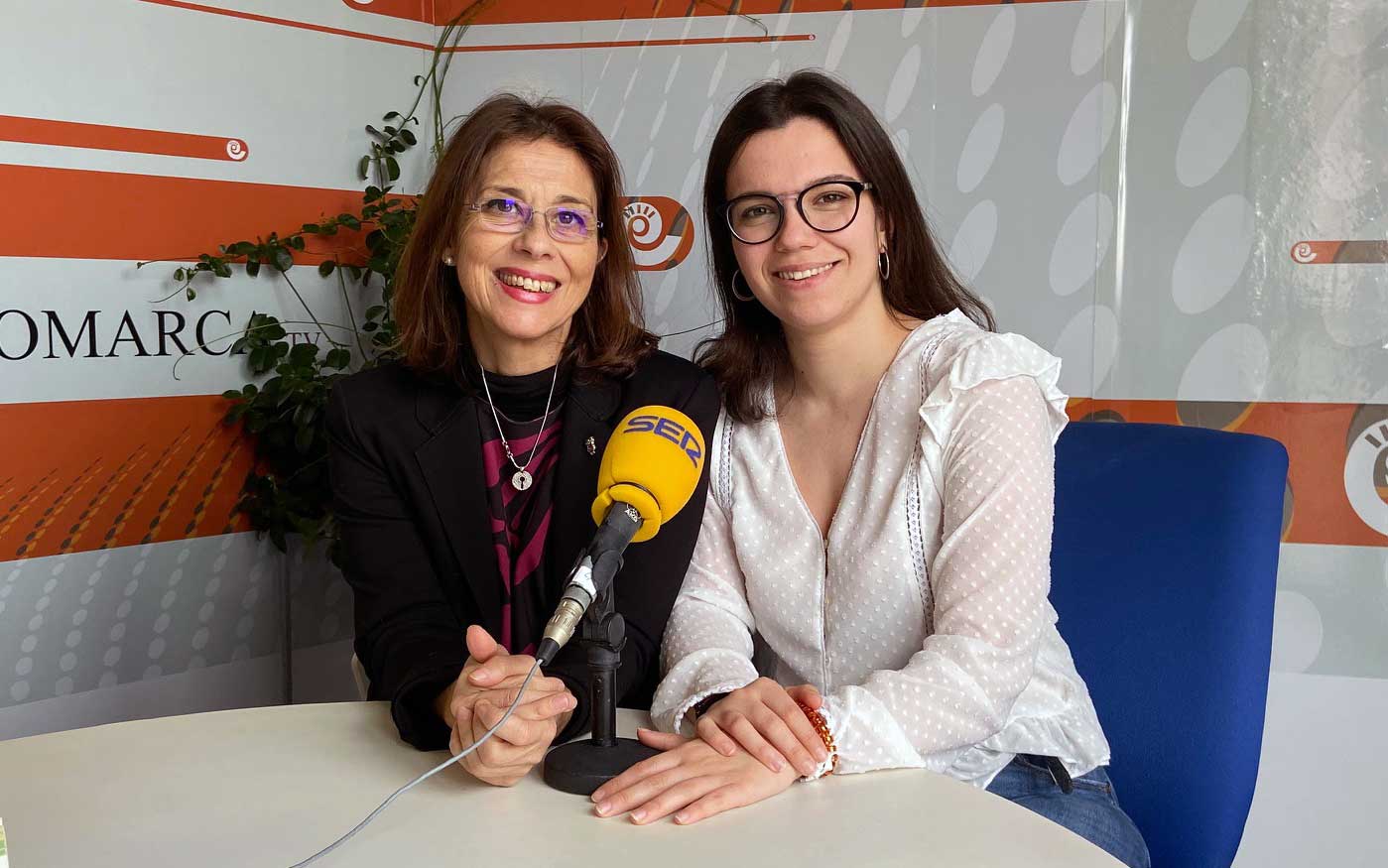 Lupe Martínez y Alicia Martín en el espacio de la Cámara de Comercio. / I.M.