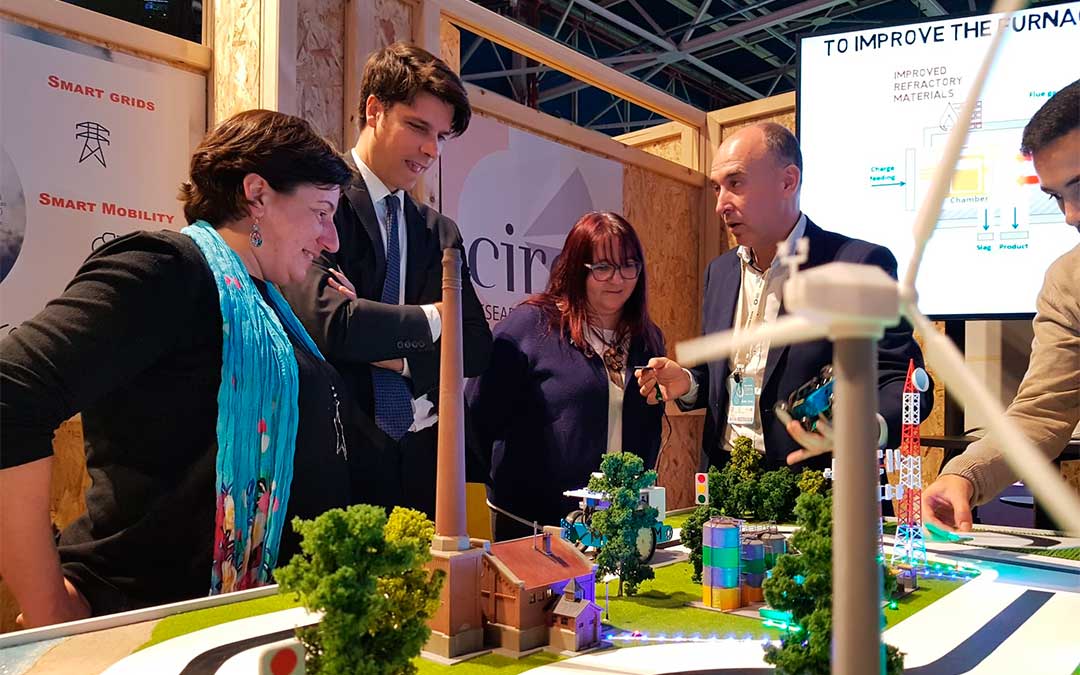 Marta De Santos y Fermín Serrano en el stand de CIRCE./ DGA