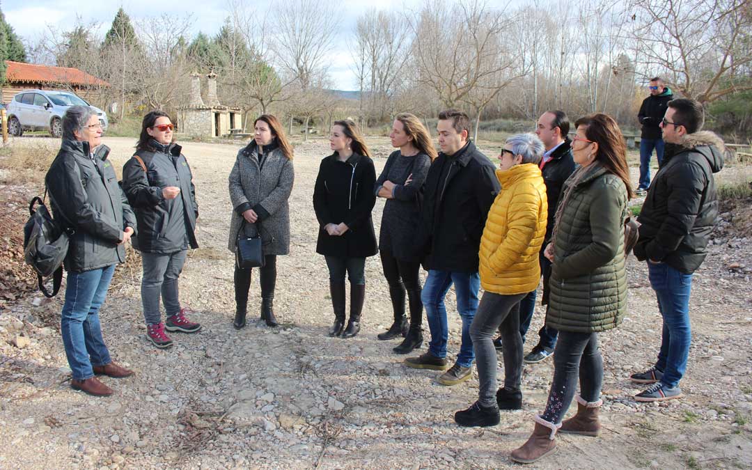 La consejera de Ciencia, Universidad y Sociedad del Conocimiento, Maru Díaz, ha estado acompañada este viernes en su visita a Mas de las Matas por la directora del CITA,Lucia Soriano; el director provincial de Agricultura y Medio Ambiente , Pedro Polo; la alcaldesa de Mas de las Matas, María Ariño; agentes forestales y las investigadoras y Maria Auxiliadora Casterad Raquel Salvador / L. Castel