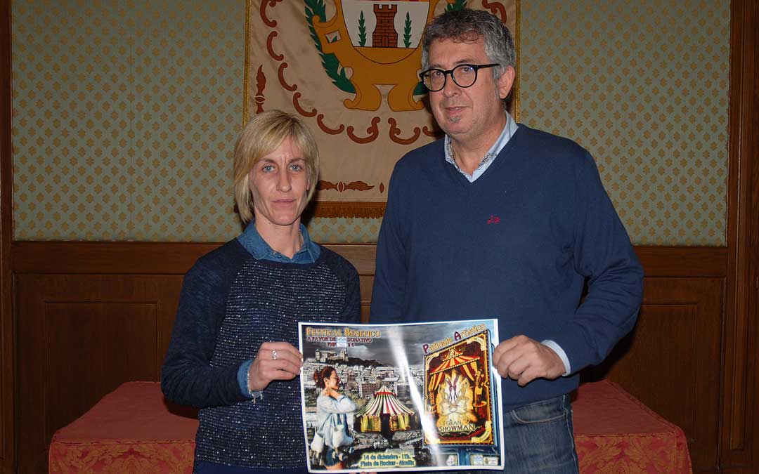 María Esteban, representante del Patinaje Artístico Bajo Aragón junto al concejal de deportes, Kiko Lahoz