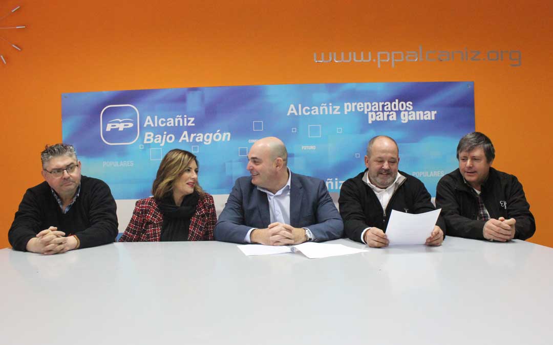 n El diputado Juan Carlos Gracia Suso (Alcañiz) con José Miguel Celma (Torrecilla), Carlota Núñez (Calaceite), José Luis Iranzo (Muniesa) y Ovidio Ortín (Ejulve), este jueves / L. Castel