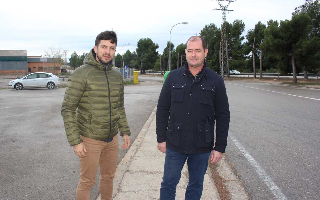El portavoz del PP Nacho Carbó y el concejal Ángel Espés, este miércoles, en el polígono Las Horcas / L. Castel