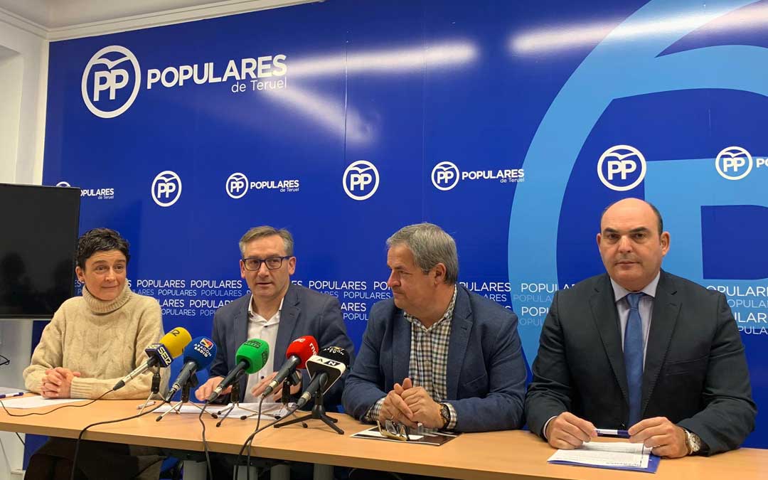 El presidente del PP de Teruel, Joaquín Juste, este martes en rueda de prensa con los diputados Ana Marín; Jesús Fuertes y Juan Carlos Gracia / PP