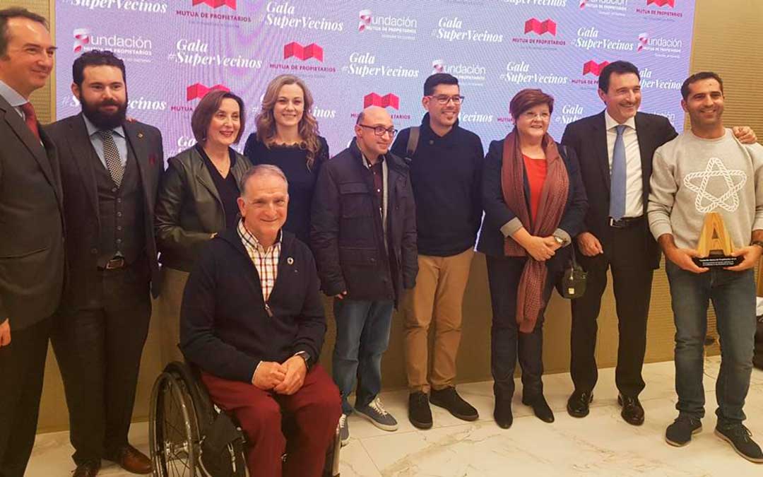 Representantes de Fundación Mutua de Propietarios, de Cocemfe y del Ayuntamiento de Caspe, junto al actor español Jesús Vidal, el miércoles por la tarde en un auditorio de Madrid, después de la gala de premios. l.c.