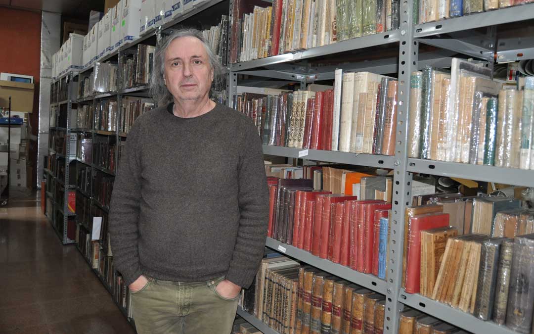 Ricard junto a su gran archivo de libro antiguo