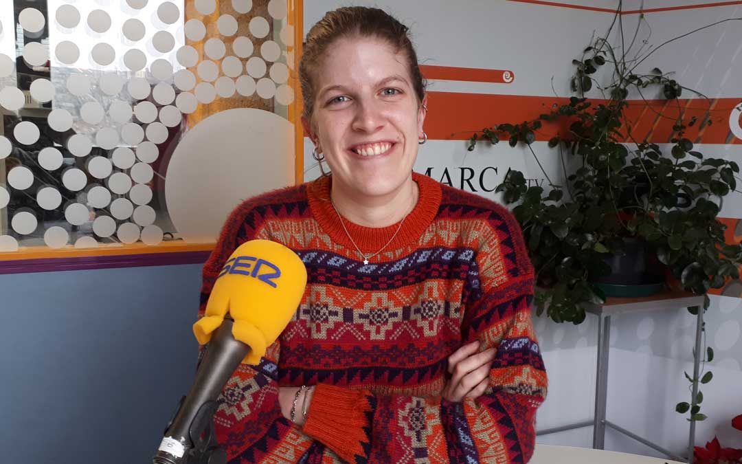 La politóloga alcorisana, Silvia Casas, en los estudios de Radio La Comarca