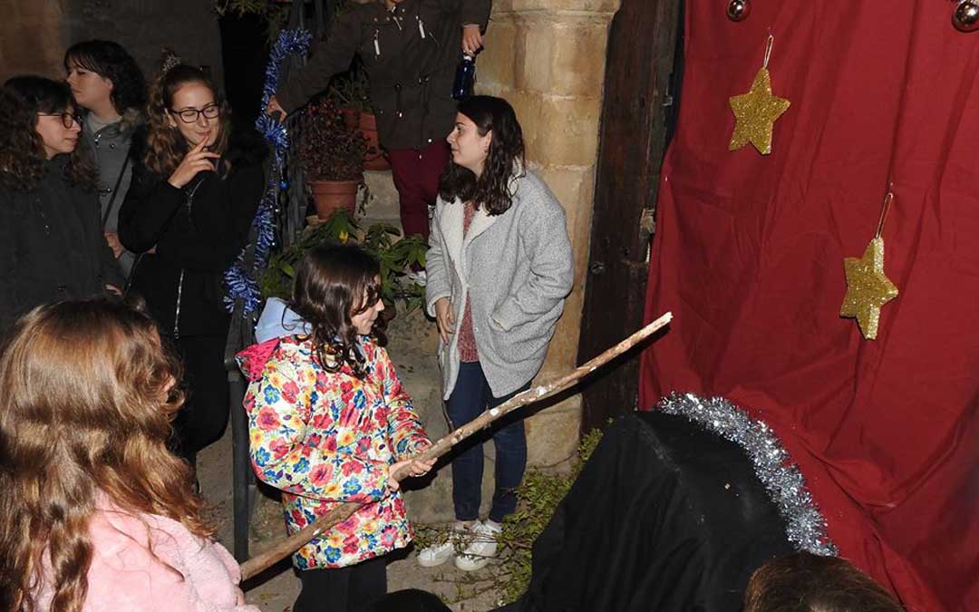 Decenas de familias pasaron con los niños y niñas de Cretas por el tronc de Nadal que se instaló en la plaza