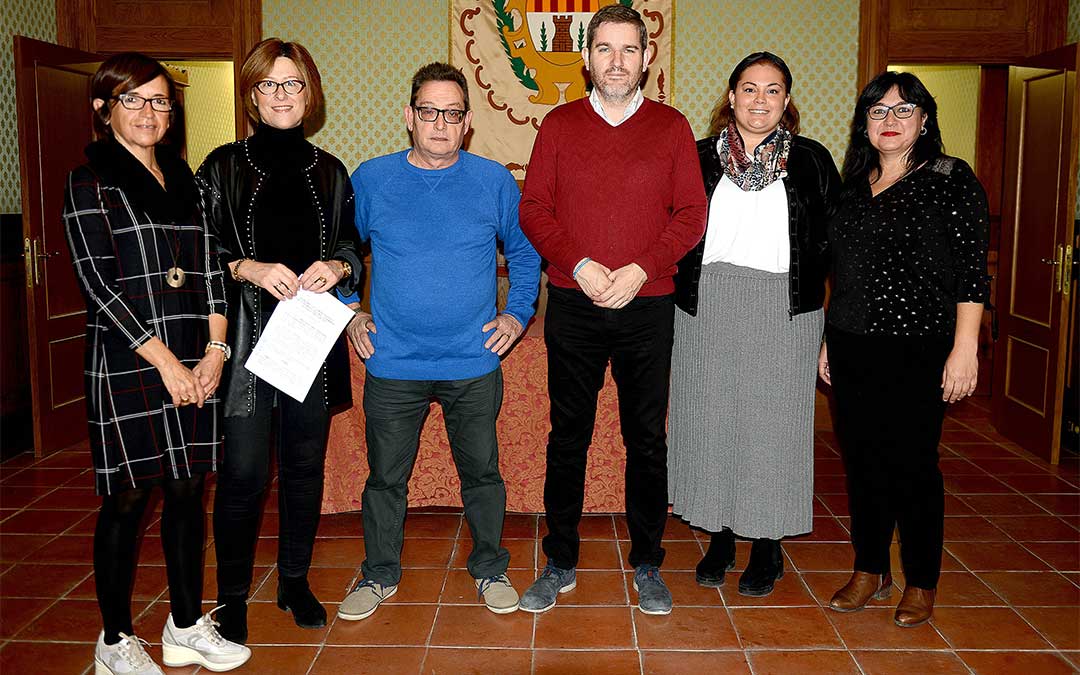 El alcalde de Alcañiz, Ignacio Urquizu, firma convenios de colaboración con los representantes de las hermandades y cofradías de Semana Santa municipales./ Ayto. Alcañiz