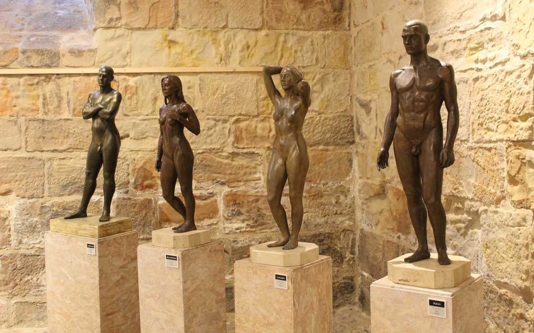 Esculturas en bronce en 'Miradas escultóricas' en el Castillo de Valderrobres. / B. Severino