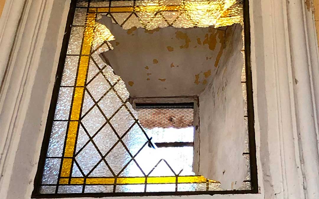 Una cristalera de la ermita de la Virgen del Cantal de Oliete ha sido víctima de un acto vandálico.