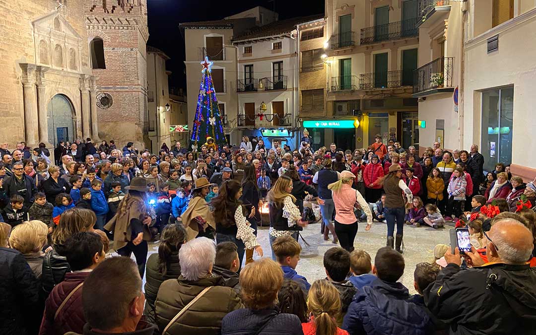 Actuación en la plaza de la Iglesia, a la que han acudido multitud de vecinos./ Alicia Martín