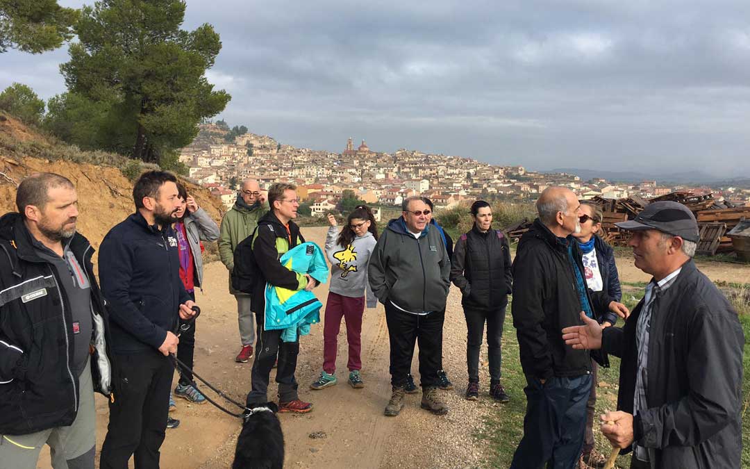 El divulgador medioambiental Fernando Zorrilla fue el encargado de dirigir la visita guiada a los olivos centenarios. Foto: Ricard Solana.