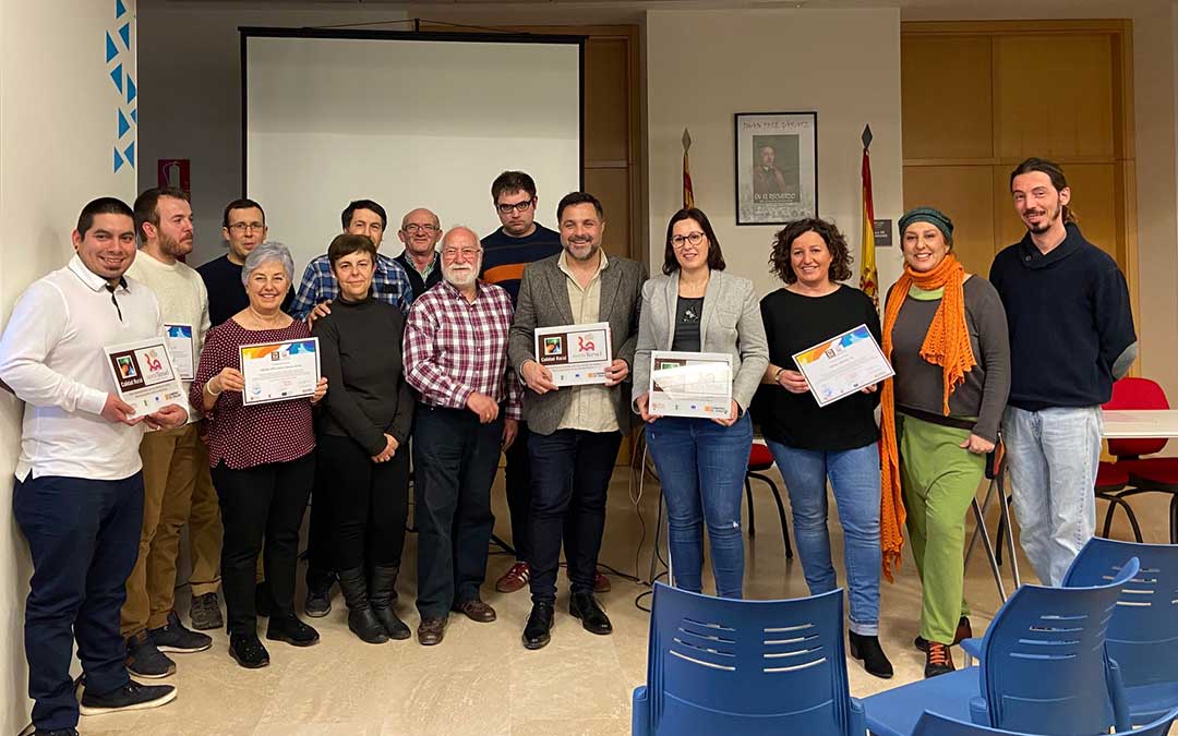 Entidades portadoras del diploma acreditativo de Calidad Rural norteTeruel durante la entrega en la sede de ADIBAMA./ A.M.