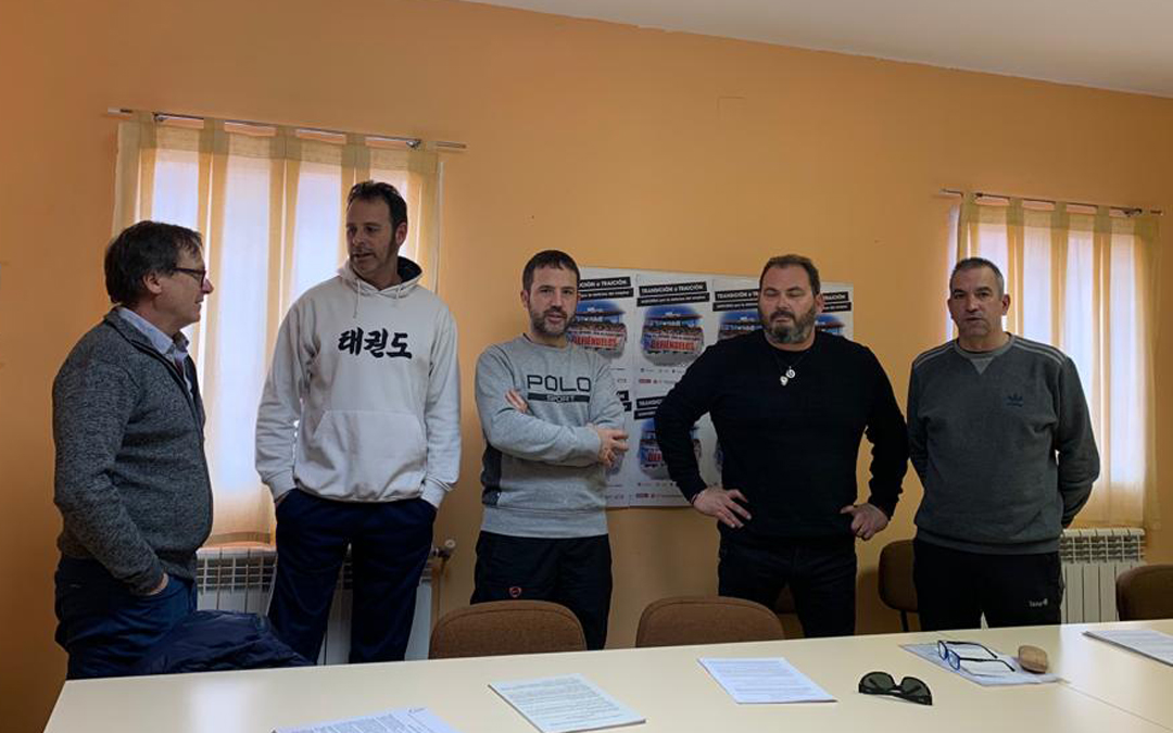 Miembros de UGT, CCOO y la plataforma de las subcontratas, ayer en Andorra, ultimando la protesta. l.c.