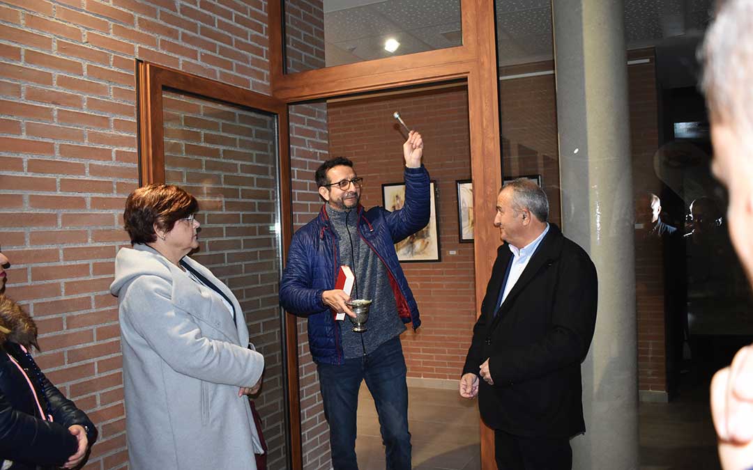 El párroco de Caspe Samuel San Miguel durante la bendición de la nueva sede comarcal.