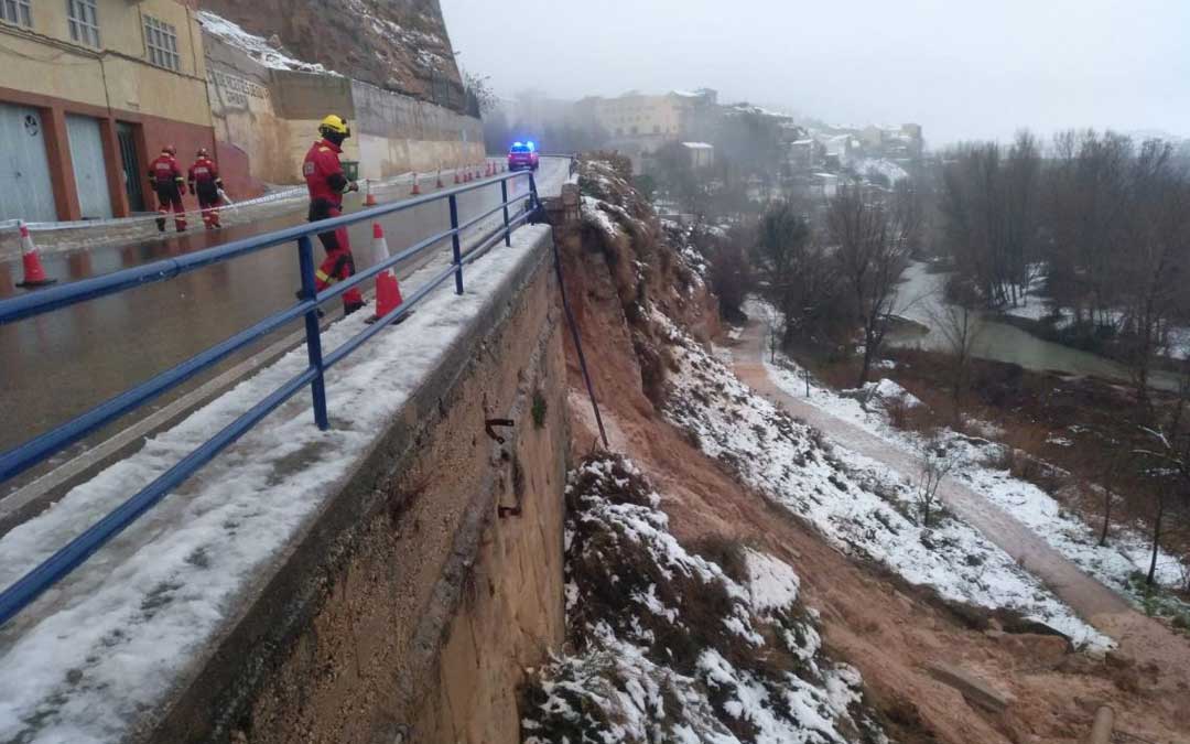 Bomberos de la Diputación de Teruel trabajando en el derrumbe de Alcañiz / DPT