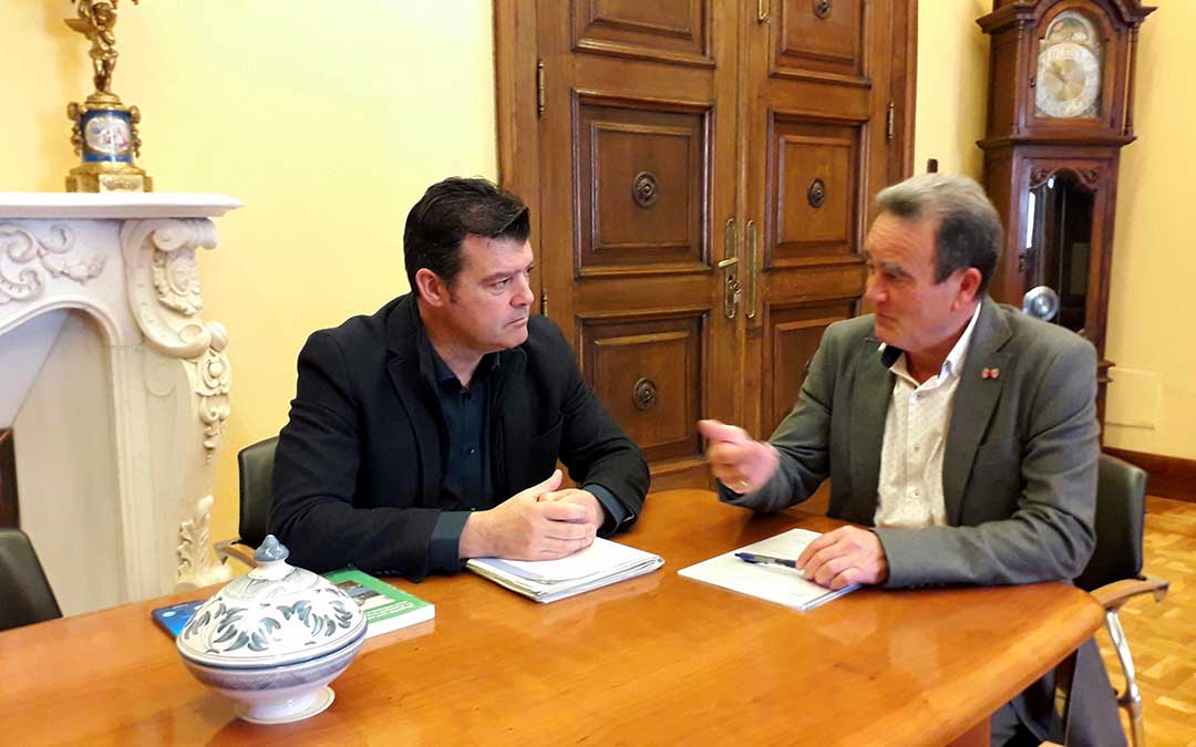 El presidente de la Diputación de Zaragoza se ha reunido con el comisionado del Gobierno de Aragón para la despoblación, Javier Allué.