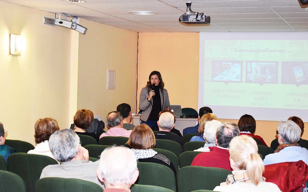 Eva Defior durante la conferencia de la UEZ en Caspe.