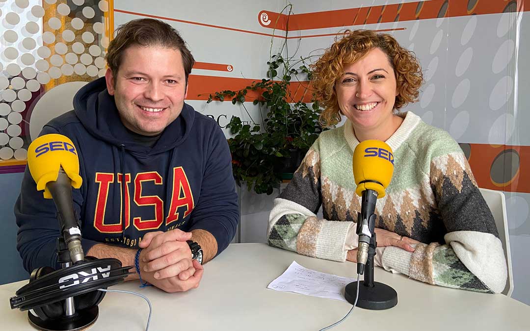 Tito Lizana e Irene Quintana en el espacio del Ayuntamiento de Alcañiz./ A.M.