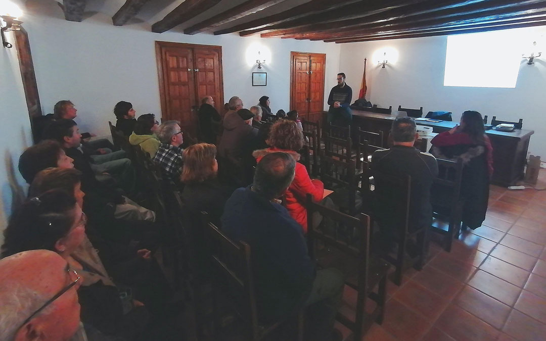 El alcalde, Daniel Ferrer, se dirige a sus vecinos en la reunión en Fórnoles sobre los parques eólicos. / Ayto. Fórnoles