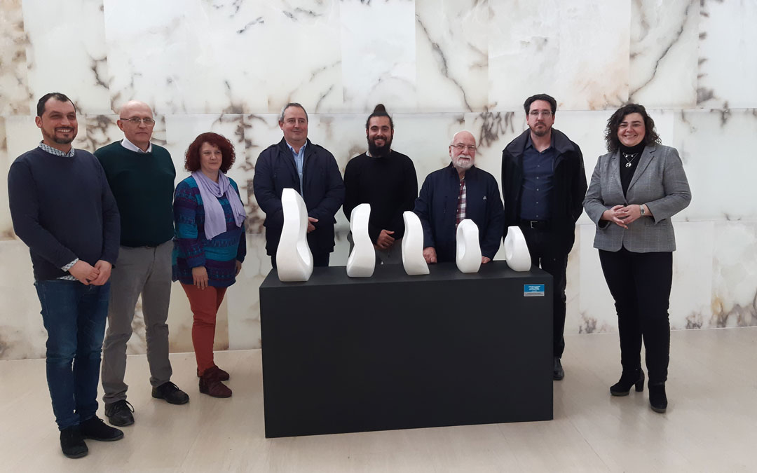 Autoridades de las tres entidades que colaboran en Proyecto alabastro, junto a Escriche y su obra, en la presentación de las jornadas del alabastro en la sede de la Comarca del Bajo Martín en Híjar. / B. Severino