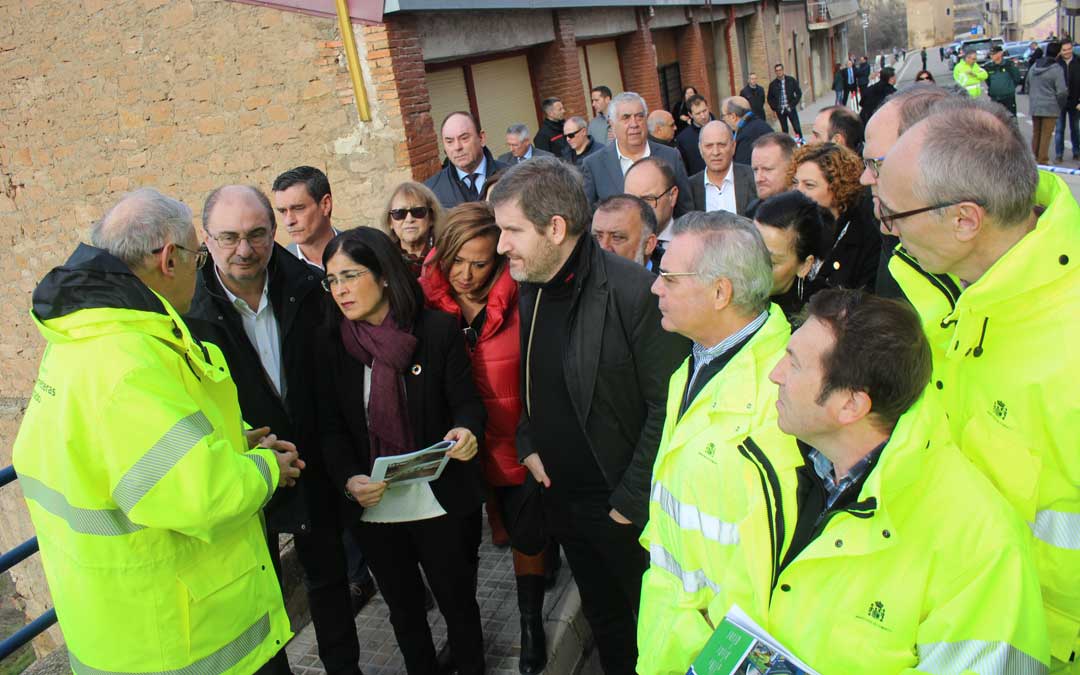 La Ministra de Política Territorial interesándose por el nuevo derrumbe en el cerro Pui Pinos junto al presidente de Aragón, el alcalde de Alcañiz y la consejera de Presidencia en enero / L. Castel