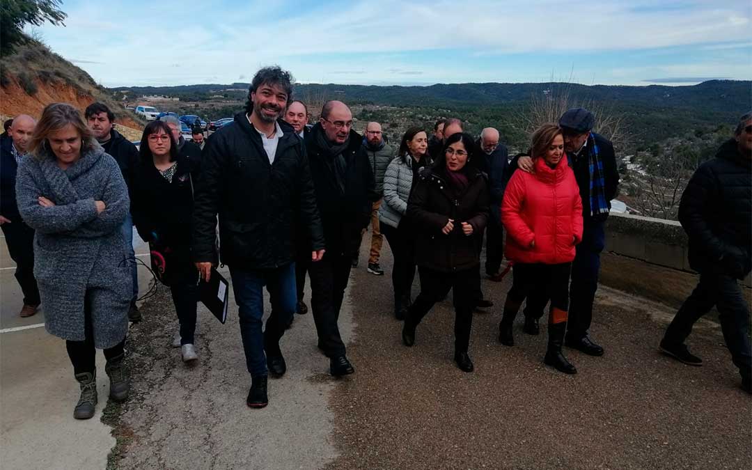 La ministra de Política Territorial, Carolina Darias, visita los daños que el temporal ha acusado en la Mola de Monroyo./ Javier de Luna