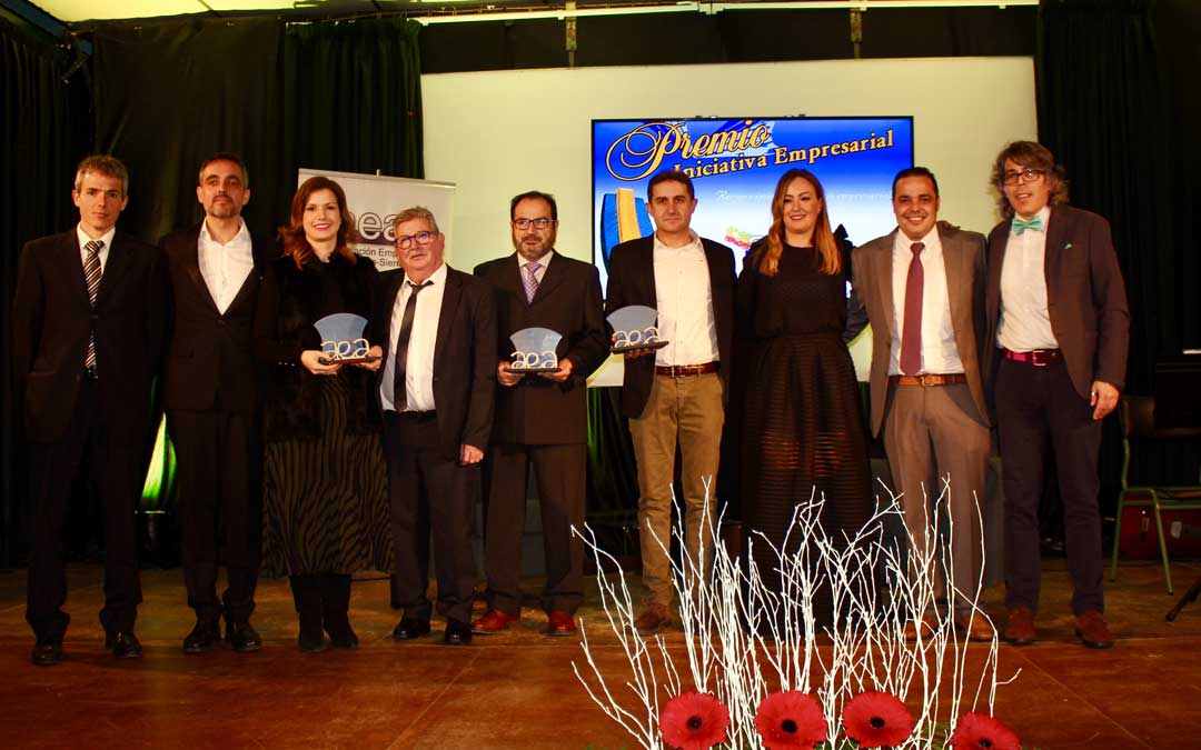 Foto de familia de los premiados junto a la asociación y autoridades / L. Castel