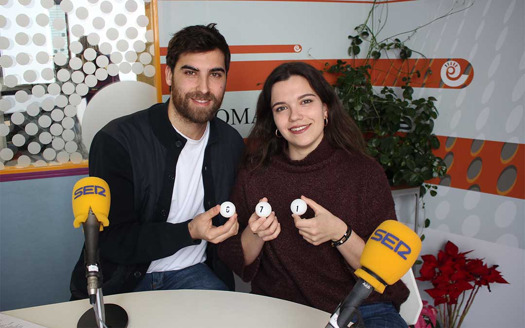 Juan Peñalver, de La Comarca Teve, y la presentadora de 'Hoy es tu día' Alicia Martín, realizan en directo el sorteo del 'Selfie de Oro'.