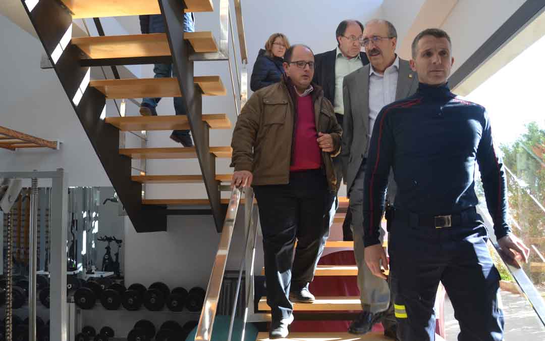 El jefe del parque de bomberos de Alcañiz, Óscar Arrufat, seguido del presidente de la DPT, Manuel Rando, el vicepresidente, Alberto Izquierdo, y el diputado de Bomberos, Julio Esteban, ayer en las instalaciones alcañizanas