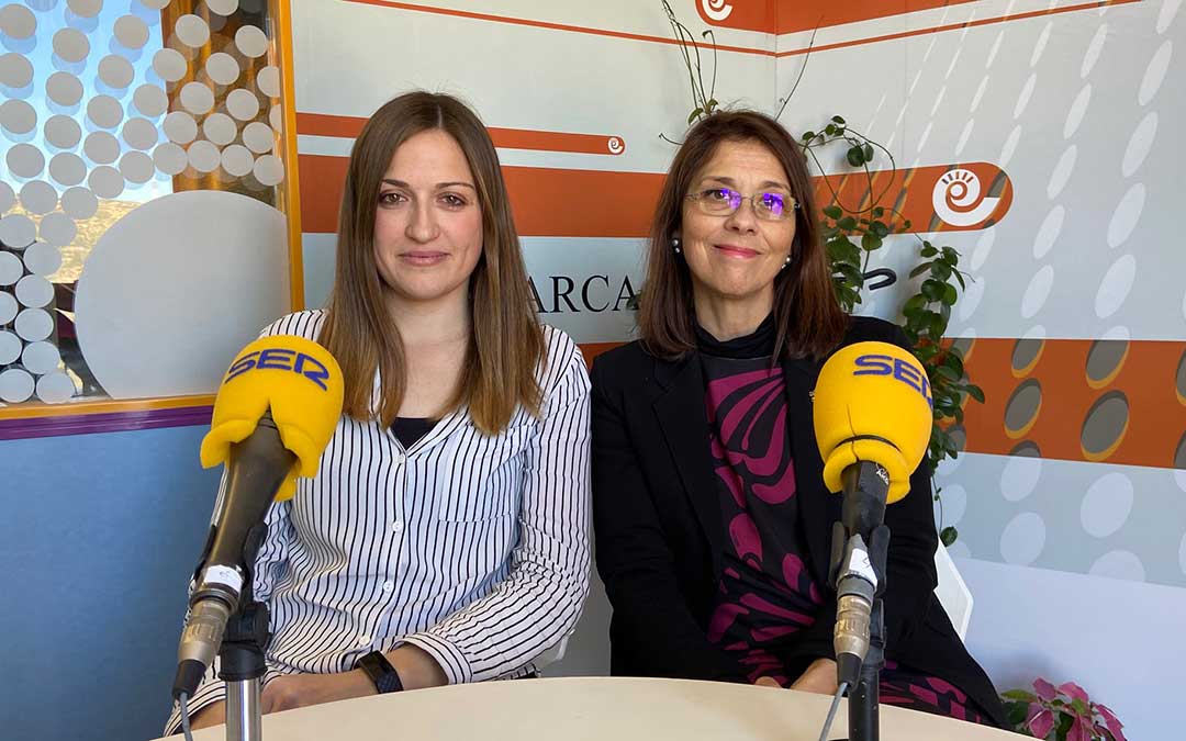 Lidia Gros y Lupe Martínez en el estudio de Radio La Comarca./ A.M.