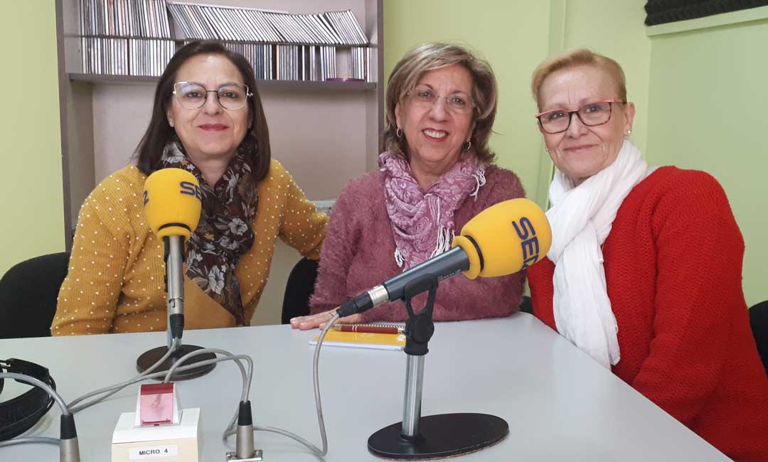 De izquierda a derecha, Ana Villacampa, Mari Bondía y Marina Benedí, de la Asociación de la Mujer Caspolina