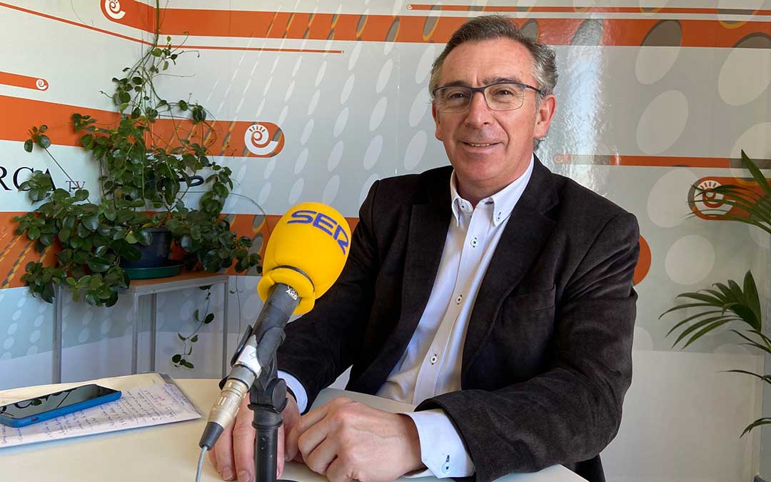 Luis María Beamonte durante su visita al estudio de Radio La Comarca./ A.M.
