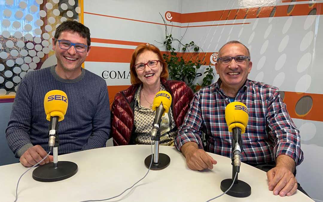 Manuel Bel, María José Gascón y Juan Segura en el estudio de Radio La Comarca./ A.M.