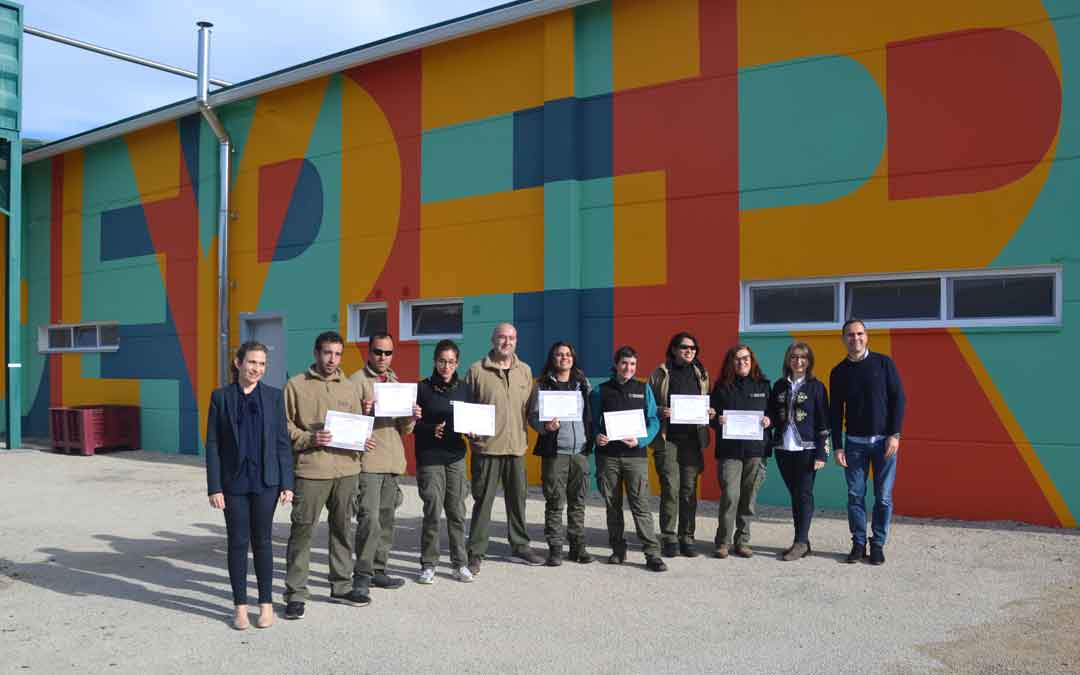 Foto de familia de los participantes en el taller de empleo, miembros de Apadrina un olivo y del Inaem