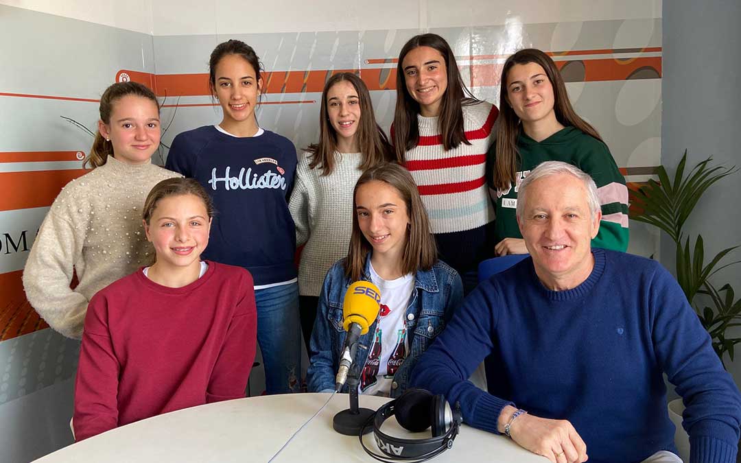 Varias deportistas del Tragamillas en el estudio de Radio La Comarca./ A.M.