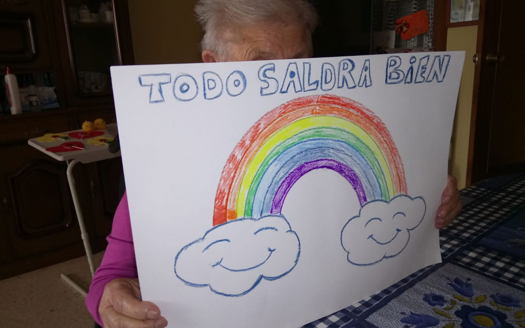 Una de las usuarias del centro terapéutico de día de AFEDABA Los Calatravos en casa. Muestra su creación propuesta en una de las intervenciones domiciliarias de estos días.