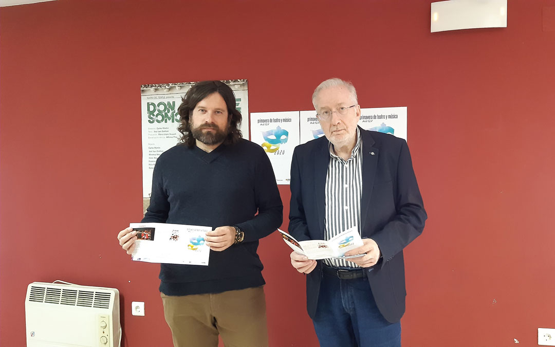 El concejal delegado de Cultura, Jorge Abril, junto al Técnico de Cultura, Ignacio Micolau, en la presentación de la programación. Micolau se despide con este Ciclo de Primavera de Teatro y Música. / B. Severino