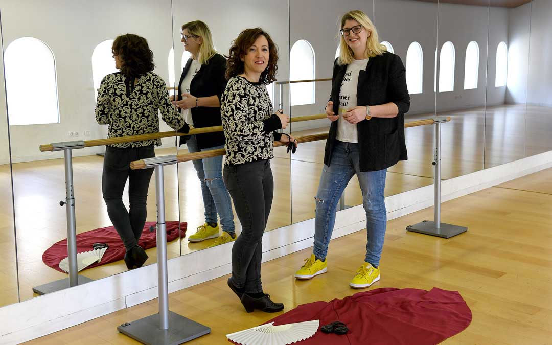 La profesora de Danza, Laura Egea, y la concejala de Educación de Alcañiz, Susana Mene, dando a conocer los detalles de la masterclass.